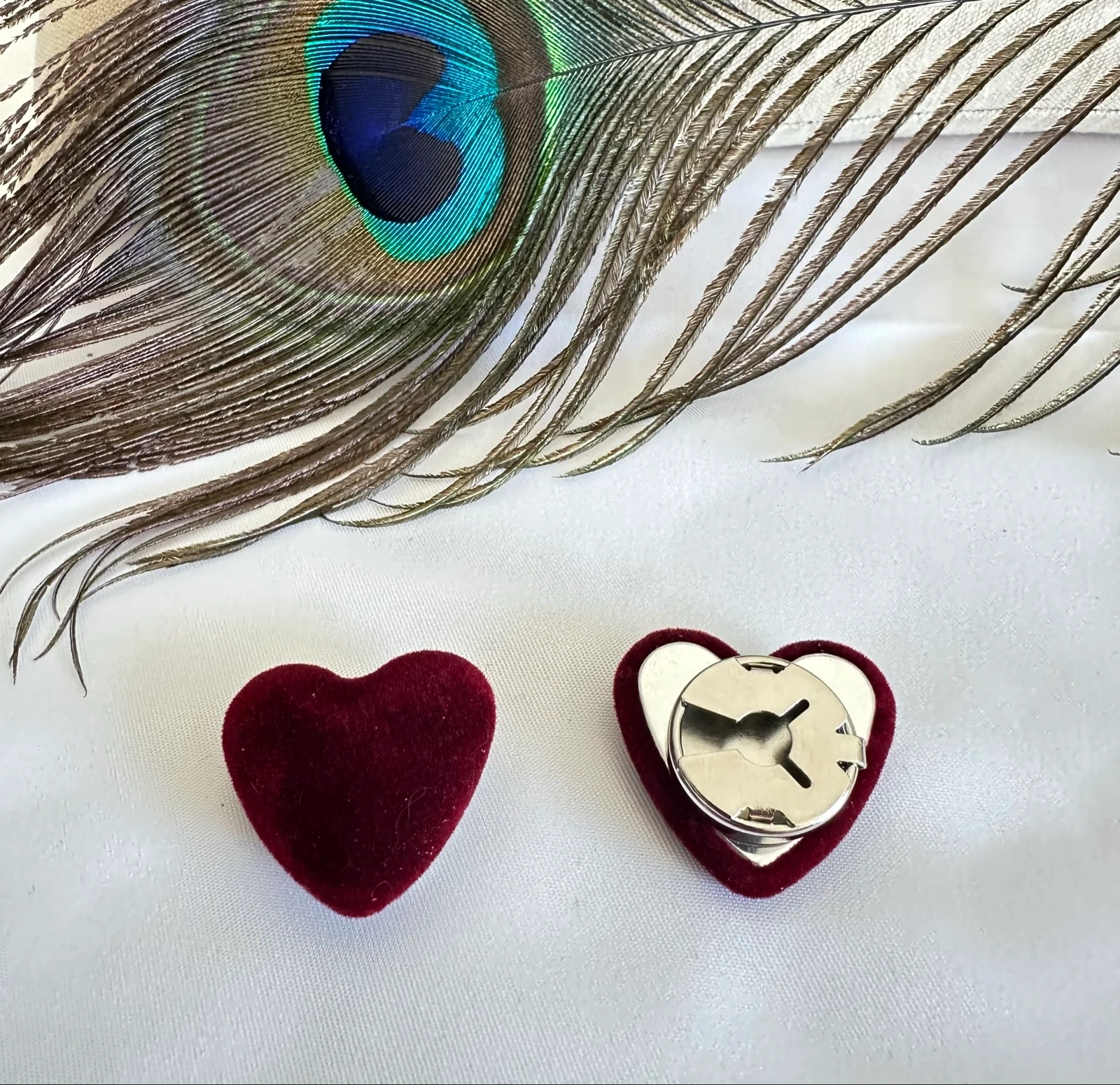 Pair of "red heart" ❤️ button covers – photo 3